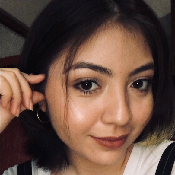 Meet your Posher, Hillary - Picture 1 of 1